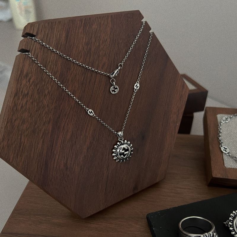 G*u*i necklaces